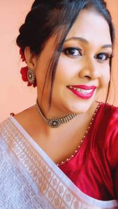 customer in Gold Necklace Set 2