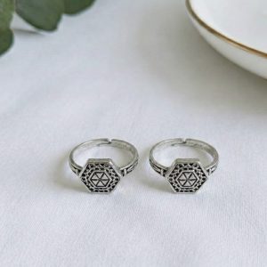 Hexagon Oxidized Silver tone Toe Ring – Adjustable Geometric Tribal Foot Jewelry (Single Piece)